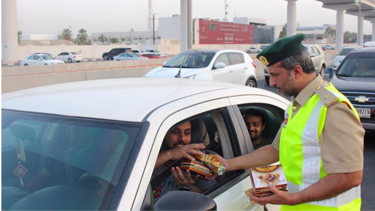Ramadan 2023: Volunteers In Collaboration With Dubai Police Distribute Iftar Boxes To Those Stuck In Traffic