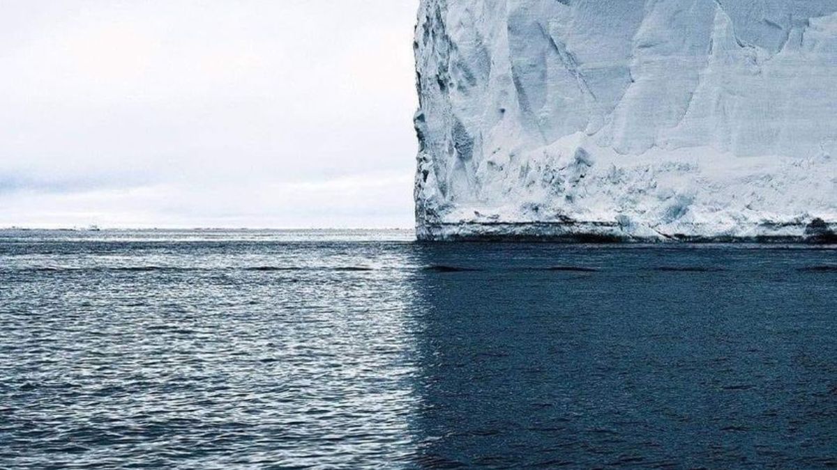 This Stunning Picture Of 4 Shades Of Blue Of Antarctic Ocean Is Stunning & Mesmerising The Netizens
