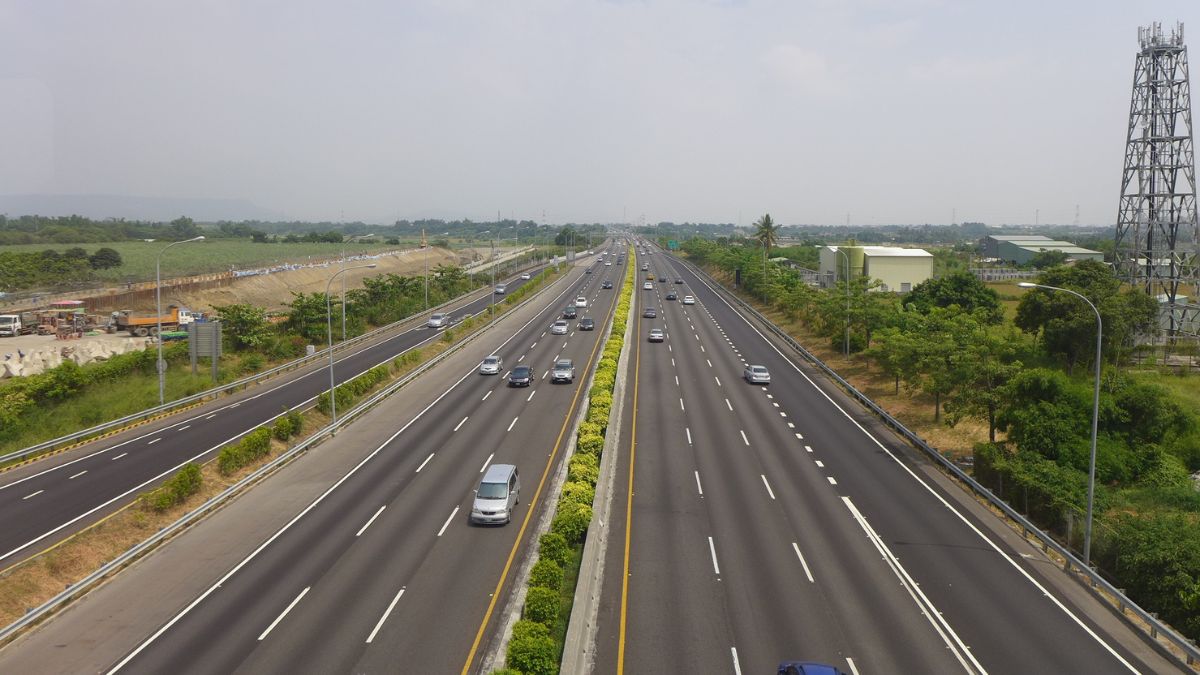 After Mumbai-Pune E-way’s 18% Hike, Delhi-Mumbai Expressway Also Hikes By 7% From April 1