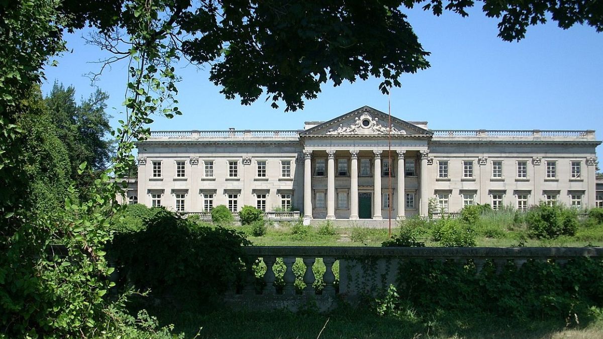 There’s A $260 Million Abandoned Mansion In The USA, The Historic Lynnewood Hall