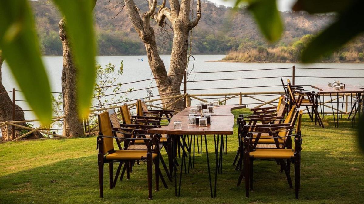 25-Mins Away From Chandigarh, Experience Bush Dining On The Banks Of Siswan Lake!