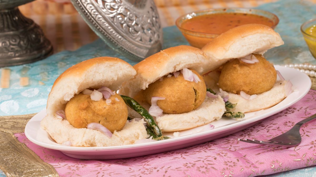 iPavPro: IG Account Imagines What Swati Snacks’s Vada Pav Will Be Like With An Apple Update