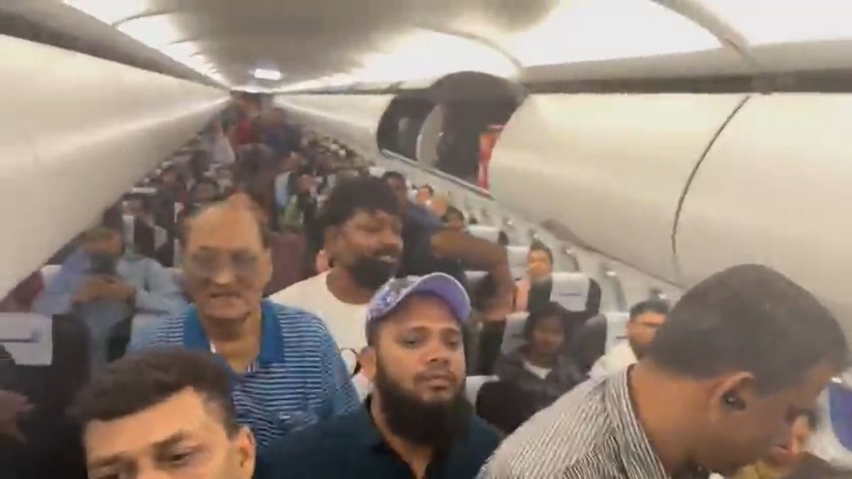 Go First Flights To Mumbai Diverted To Surat Passengers Stranded For 4 Hrs Inside The Plane
