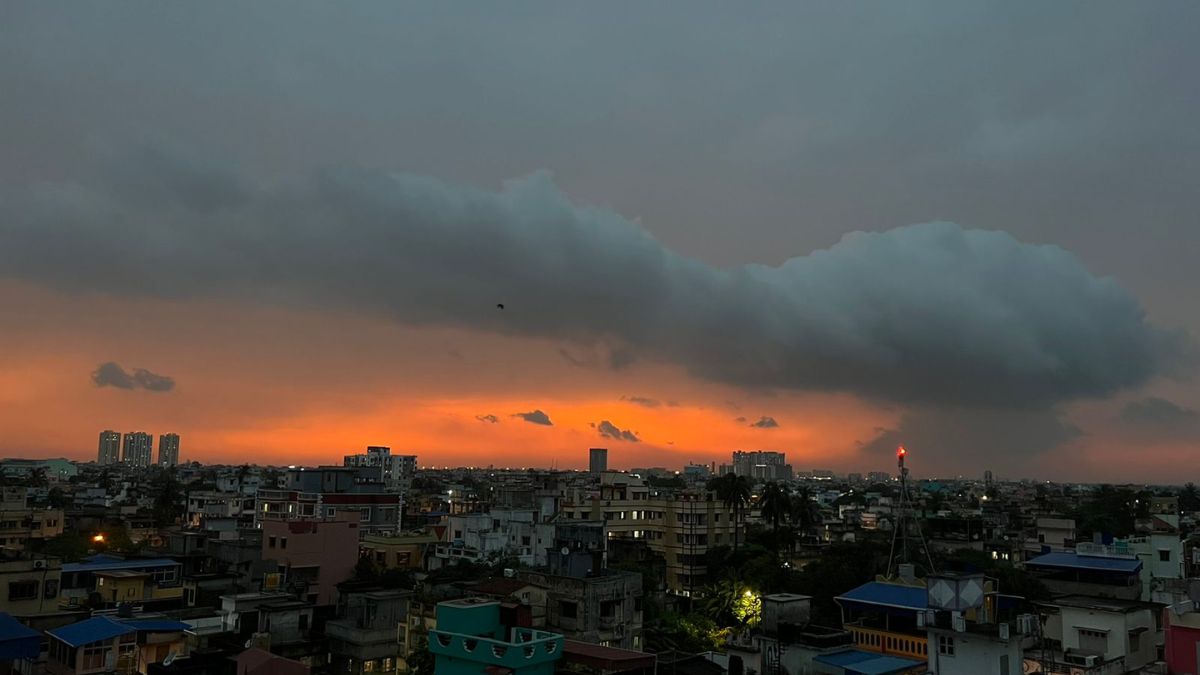 Kolkata Saw A HUGE Cloud Column In An Orange-Painted Sky; It Looked Quite Scary