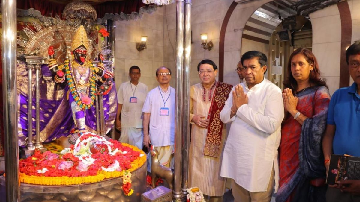 Mauritius President Prithvirajsing Roopun Visits The Iconic Dakshineshwar Temple In Kolkata