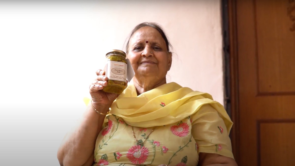 This 65-Year-Old Delhi Mompreneur Earns ₹1.5 Lakhs Per Month Selling Pickle Globally!