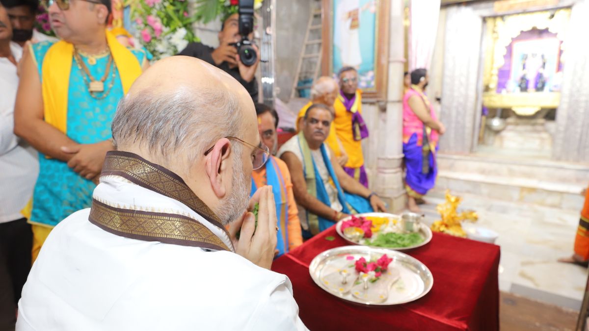 Minister Amit Shah Offers Prayers At Gujarat’s Dwarkadhish Temple. Here’s Why You Should Visit Too!