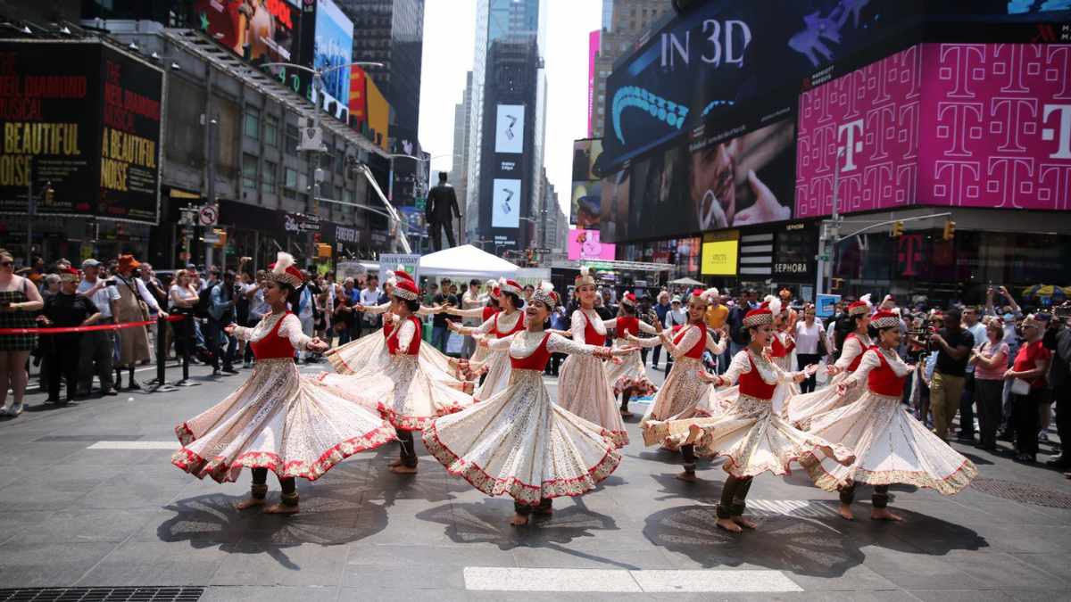 Jab Pyaar Kiya Toh Darna Kya: Mughal-E-Azam Play Takes Over NYC’s Times Square With Stunning Flash Mob