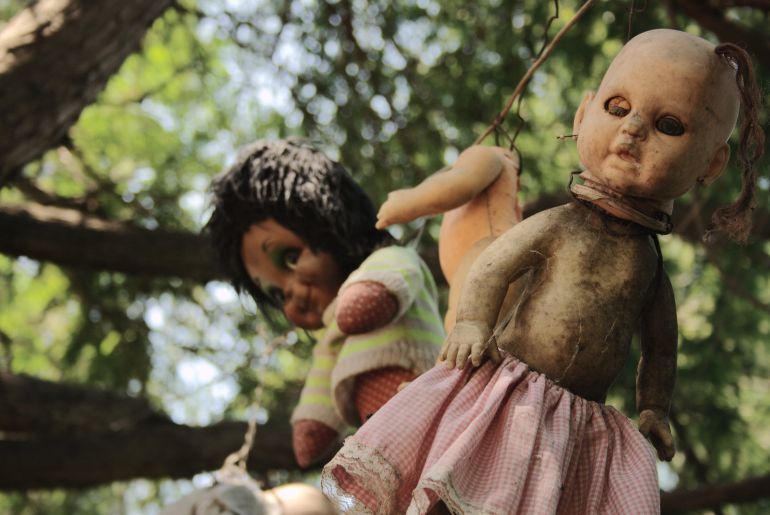 Hay una isla espeluznante en México donde viejas muñecas cuelgan de árboles muertos.  Hmmm, ¡también hay espíritus!