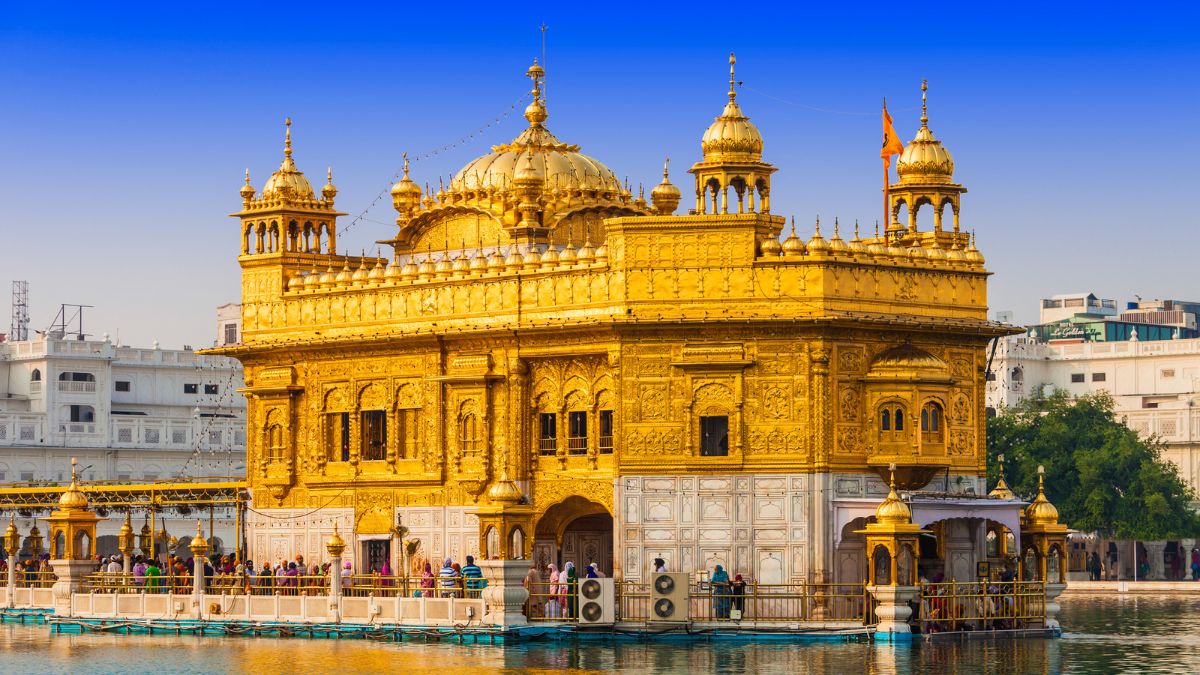 Video Of A Man Slapped In Golden Temple For Carrying Tobacco Is Going Viral; Here’s What Happened