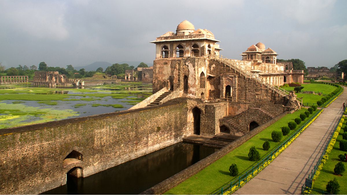 Jahaz Mahal Ship Palace In Sunrise Mandu Madhya Pradesh India Stock Photo -  Download Image Now - iStock