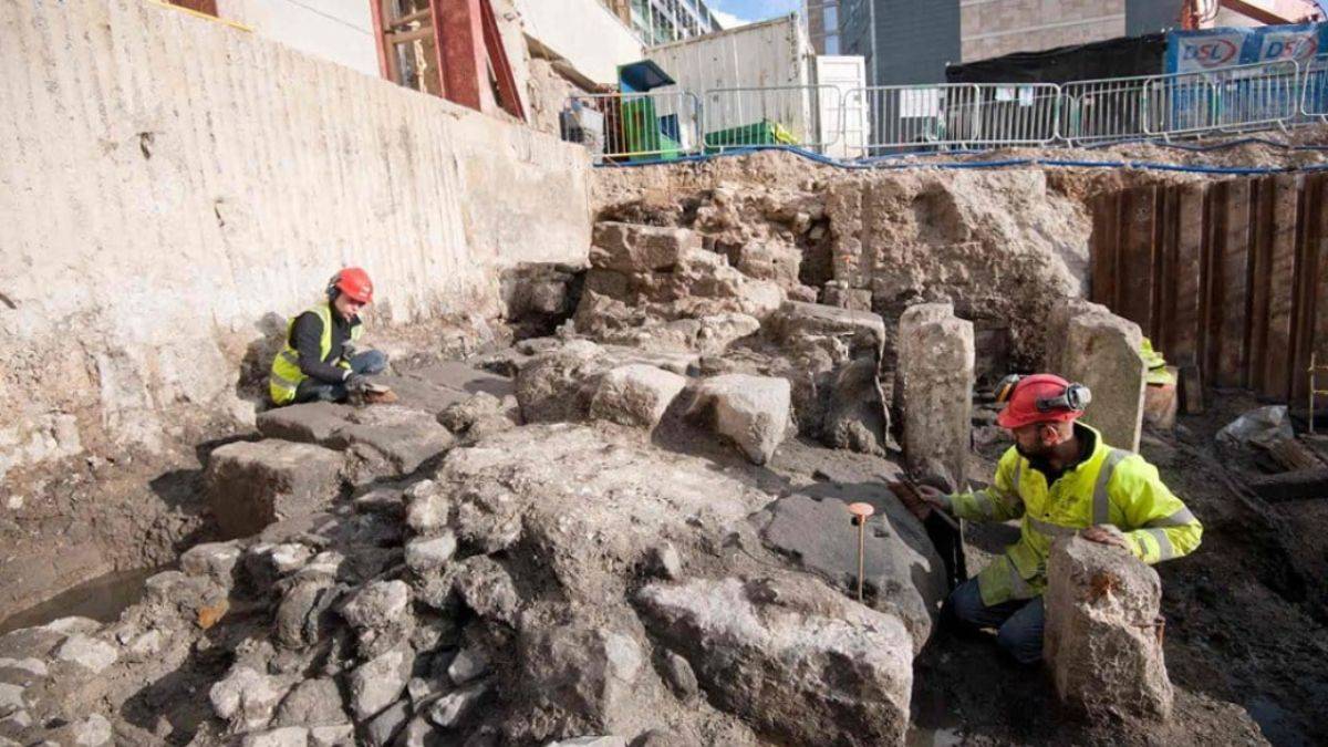 This 2000-Year-Old Riverside Roman Wall In London Is Now A National Monument