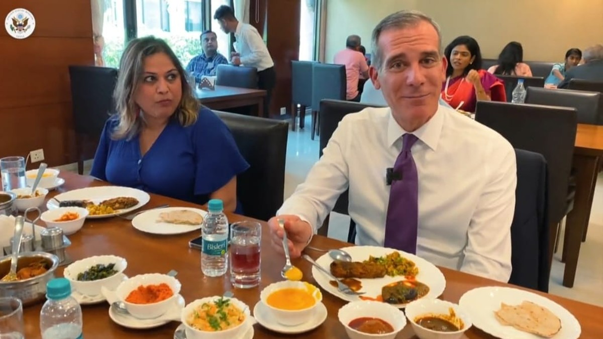 US Ambassador Devours An “Incredible” Maharashtrian Meal; Saoji Mutton Is His Fav! 