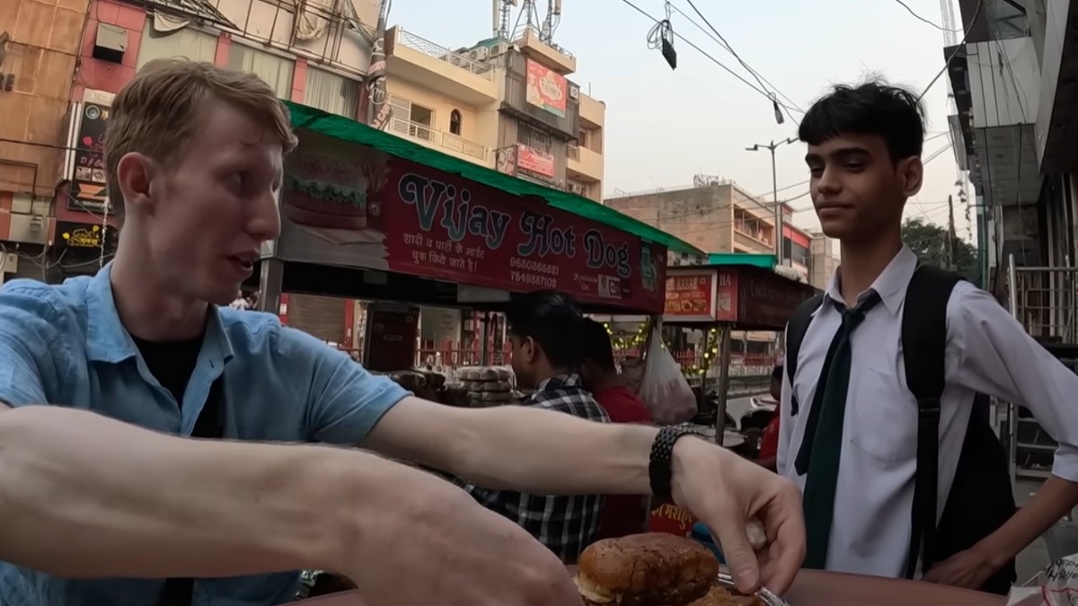 US Blogger Offers To Pay For Indian Student’s Hot Dog & Their Bond Is Heartwarming! 