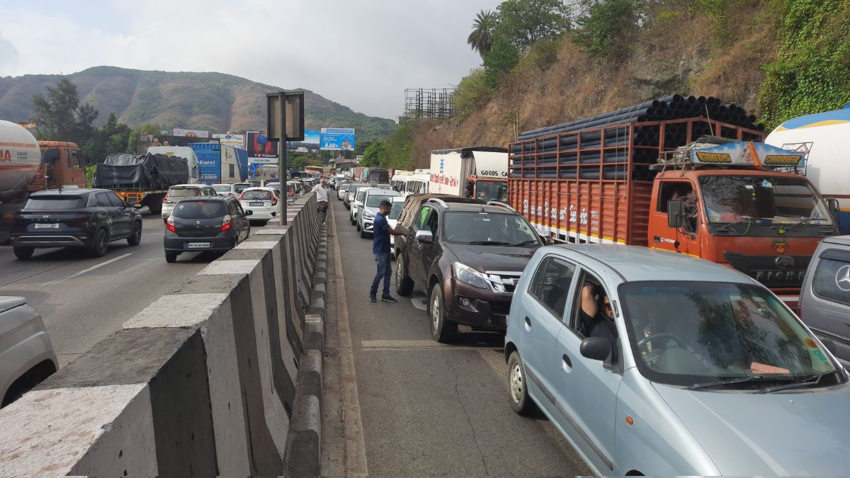Mumbai-Pune Expressway traffic