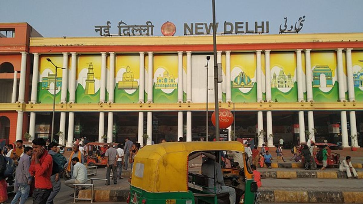 Even After The Death Of A Teacher At New Delhi Railway Station, Loose Wires Are Seen Hanging