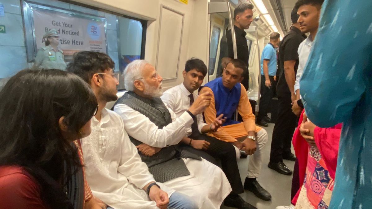 PM Modi Boards Delhi Metro To Visit DU; Watch His Interactions With Commuters!