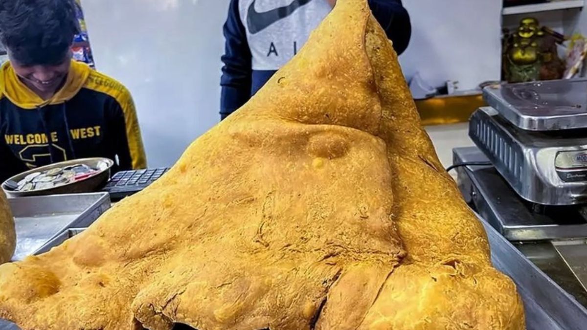 You Can Win ₹71000 For Finishing This 1 Bahubali Samosa In 30 Mins! Would You Dare To Try?