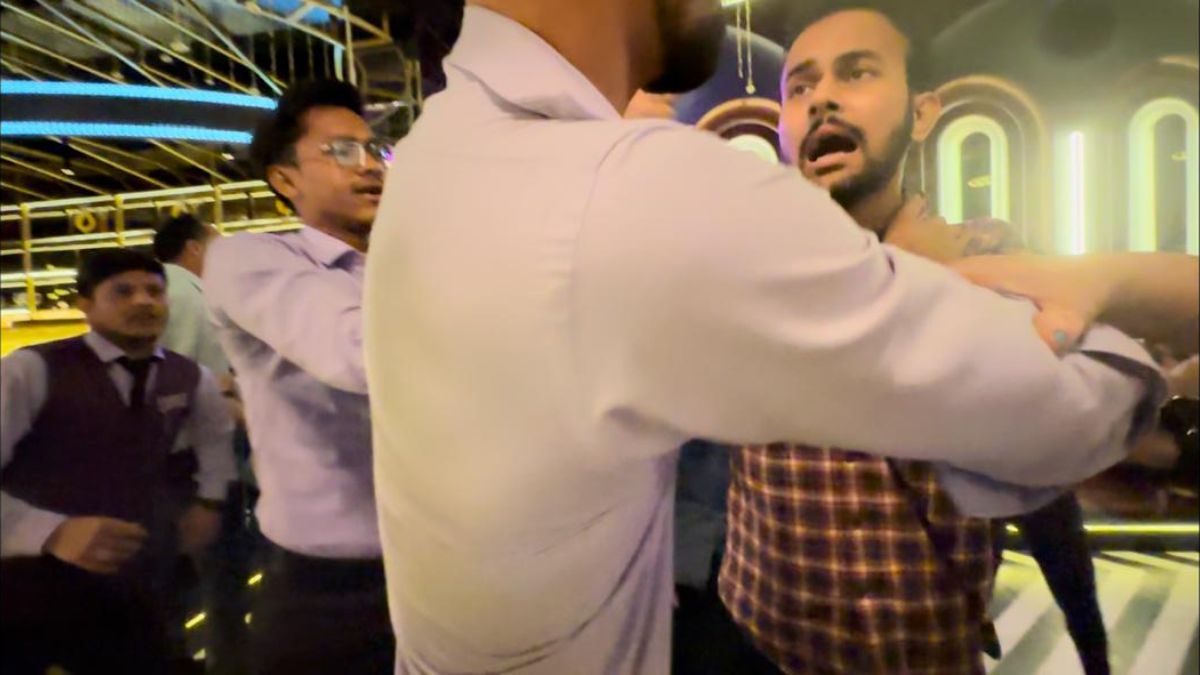 Restaurant Staff & Family Brawl Over Service Charge In Noida Mall; Watch The Video