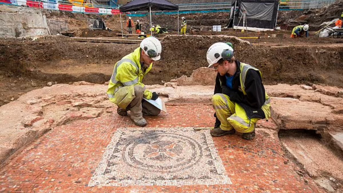 Archaeologists In London Discovered A Completely Unique Roman Mausoleum! Deets Here.