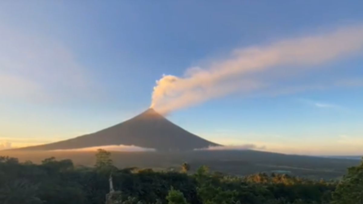 Mayon Volcano, Philippines’ Most Active Volcano, Erupts. Check The Spine-Chilling Pics