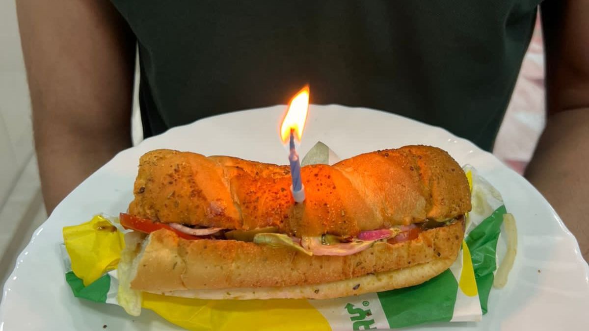 man reconciles with his girlfriend with a subway sandwich
