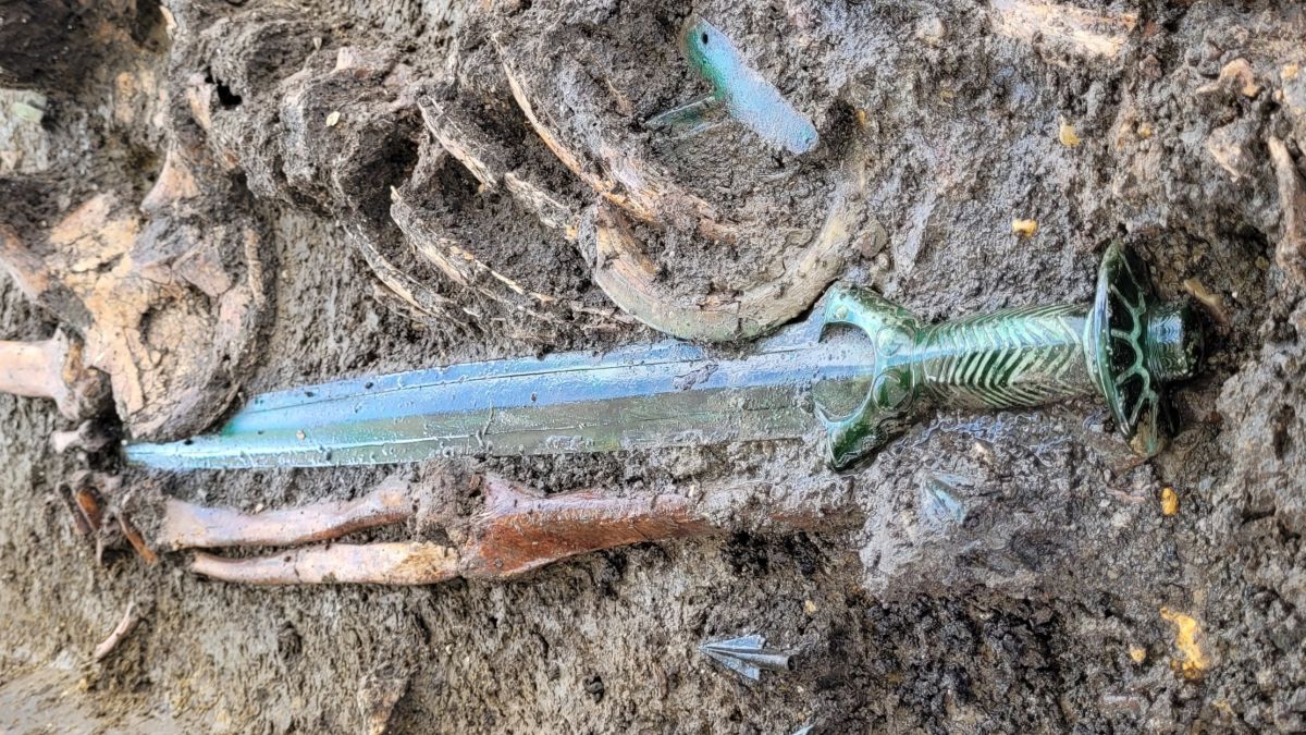 Archaeologists Found A 3000-Year-Old Bronze Sword At A Burial Site In Germany! Details Inside