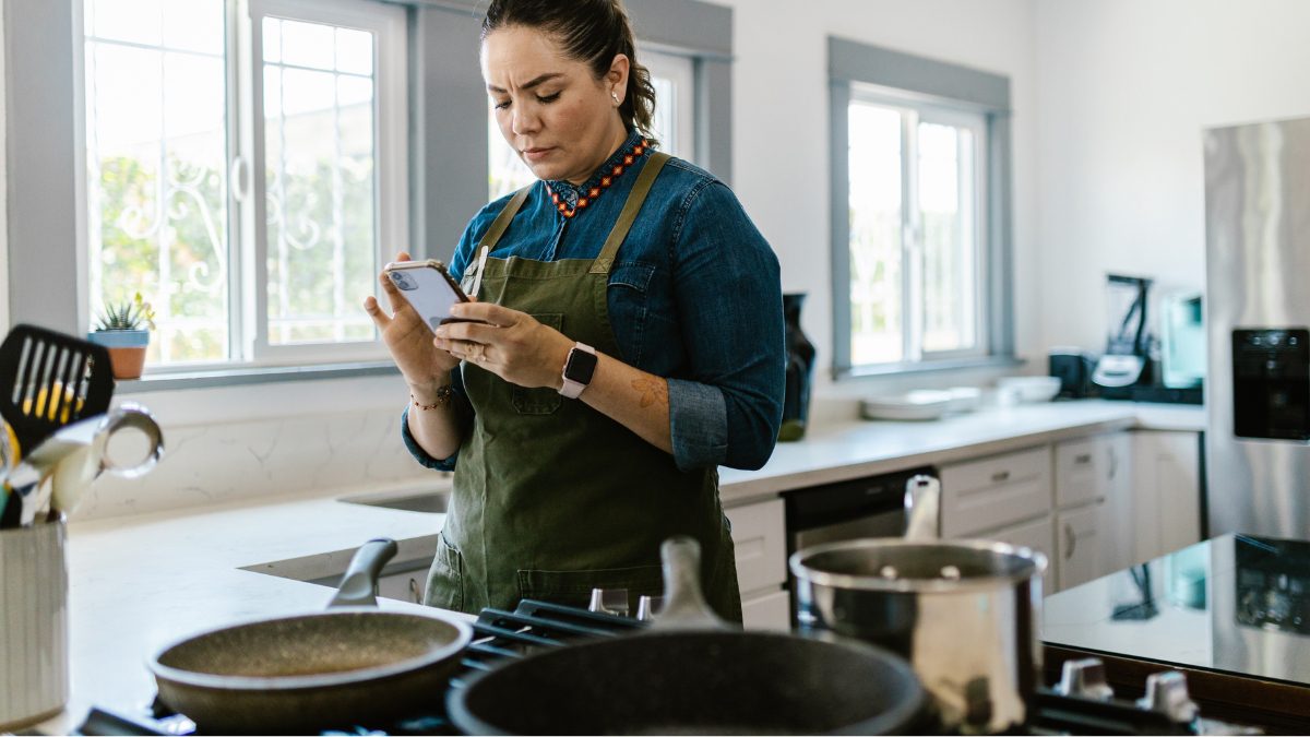 This Chef In Manchester Was Called ‘Lazy’ For Using Phone At Work, Got Fired! Here’s What Went Down