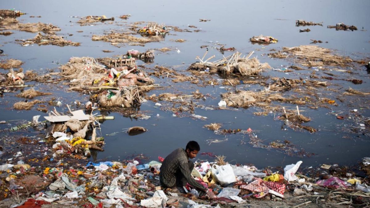 ‘It’s Karma!’ Watch Yamuna River Returning The “Unwanted” Gift From Humans!