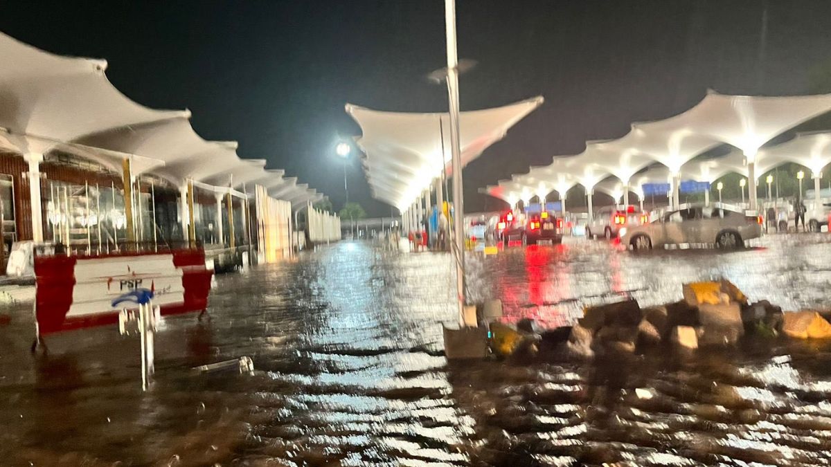 Viral Video: Ahmedabad Airport Flooded Due to Heavy Rains, Passenger Advisory Issued 