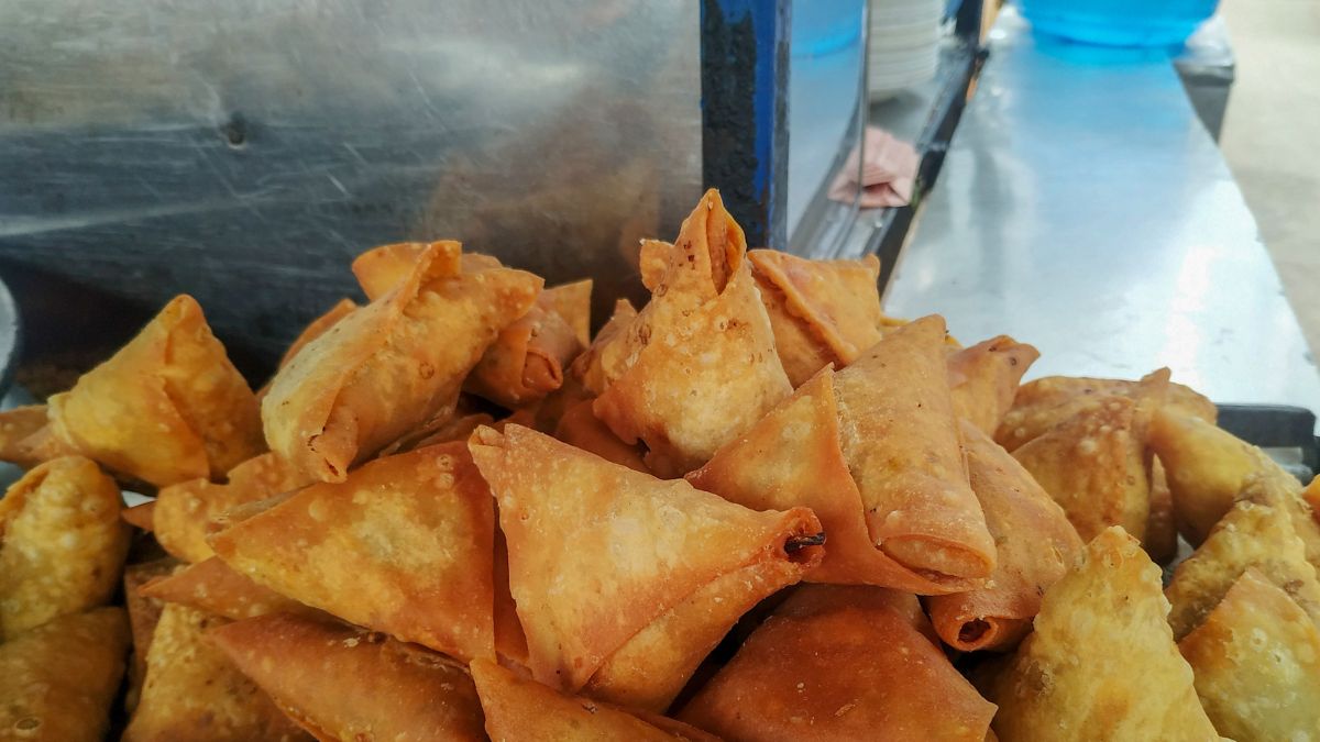 3 Samosas For ₹10! People Are Lining Up At This Samosa Stall In Lucknow