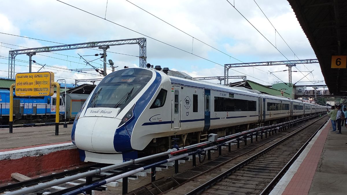 Bhopal-Delhi Vande Bharat Express Train Catches Fire With 22 Passengers Aboard; No Injuries
