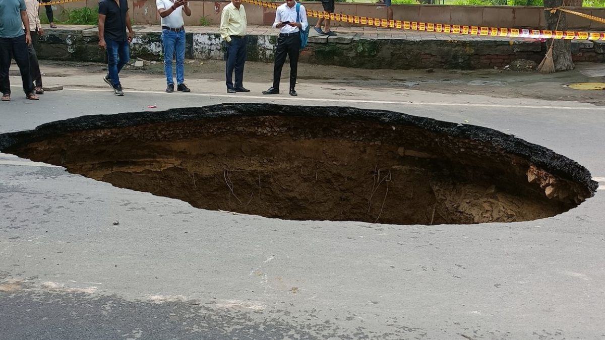 In Delhi’s Janakpuri Area, There Is A Huge Hole Right In The Middle Of The Road!