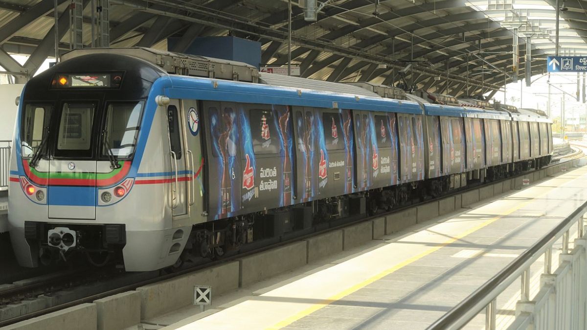 Hyderabad Metro Has Introduced A Student Pass! Now, Pay For 20 Trips And Avail 30!