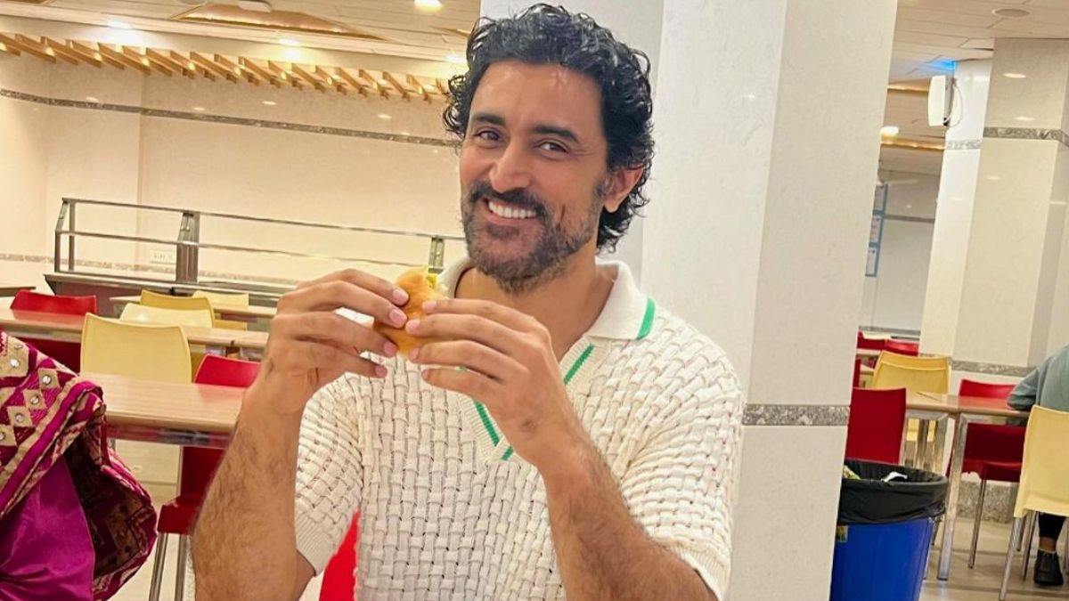 Kunal Kapoor Goes Back To School! Relishes Vada Pav In JNS Canteen Reminiscing Old Days