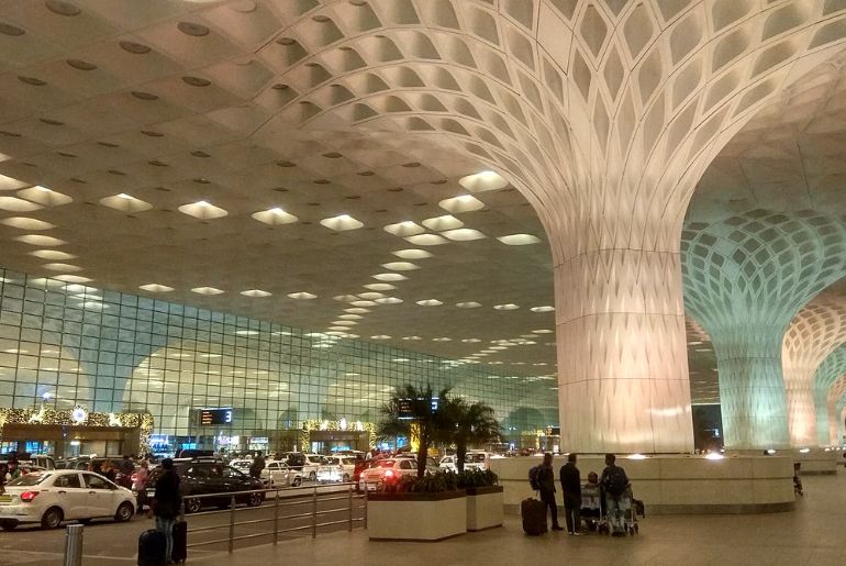 mandira bedi mumbai airport 