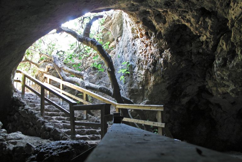Israel's Te'omim cave
