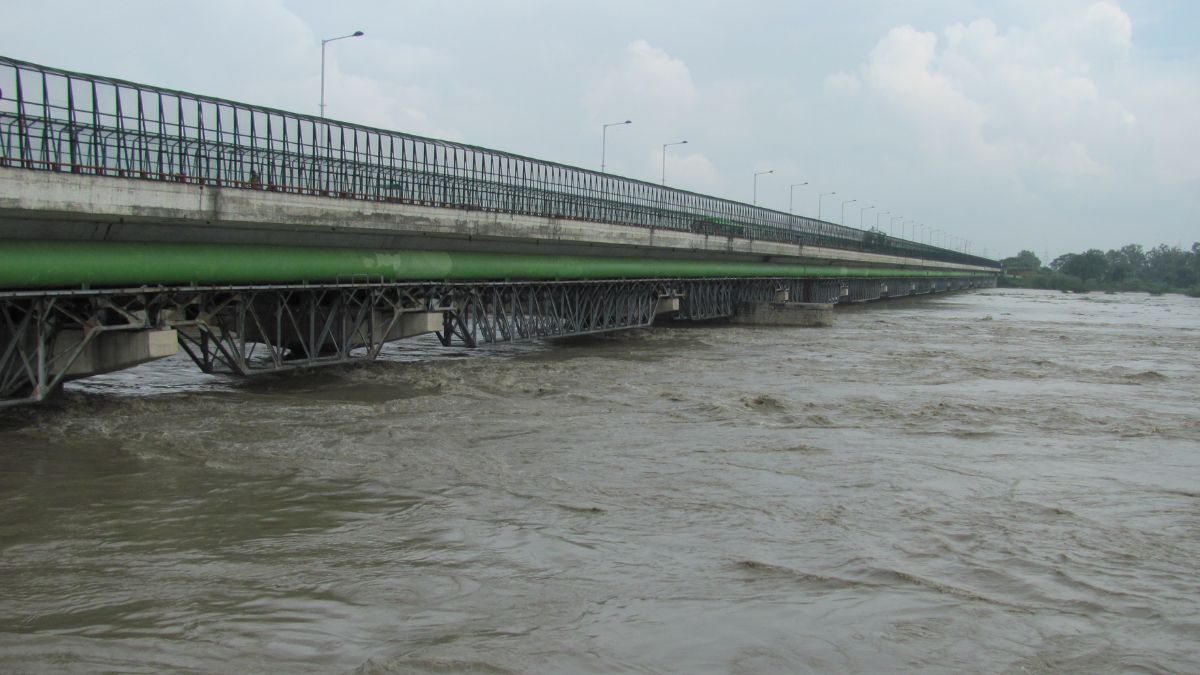 Delhi Flood Alert: Yamuna River Crosses Danger Mark, Is Swelling Further; Evacuation Process On