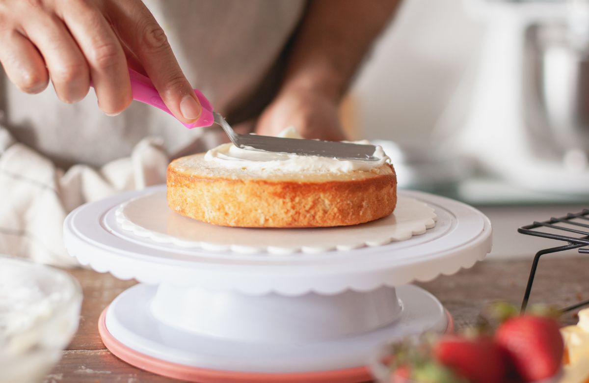 Why Are So Many Bakers Excited About Naked Cakes?