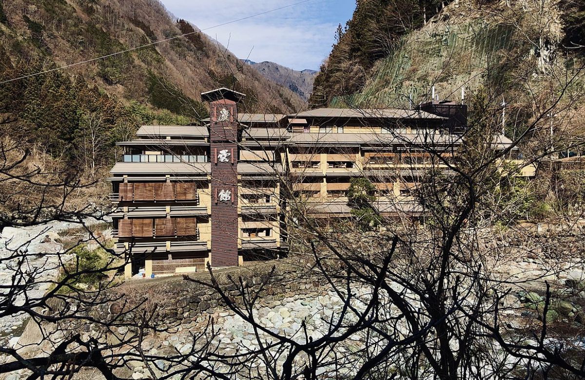 Just 2hrs From Mount Fuji, This Hidden Japanese Hotel Is The World’s Oldest Hotel Since 705 AD