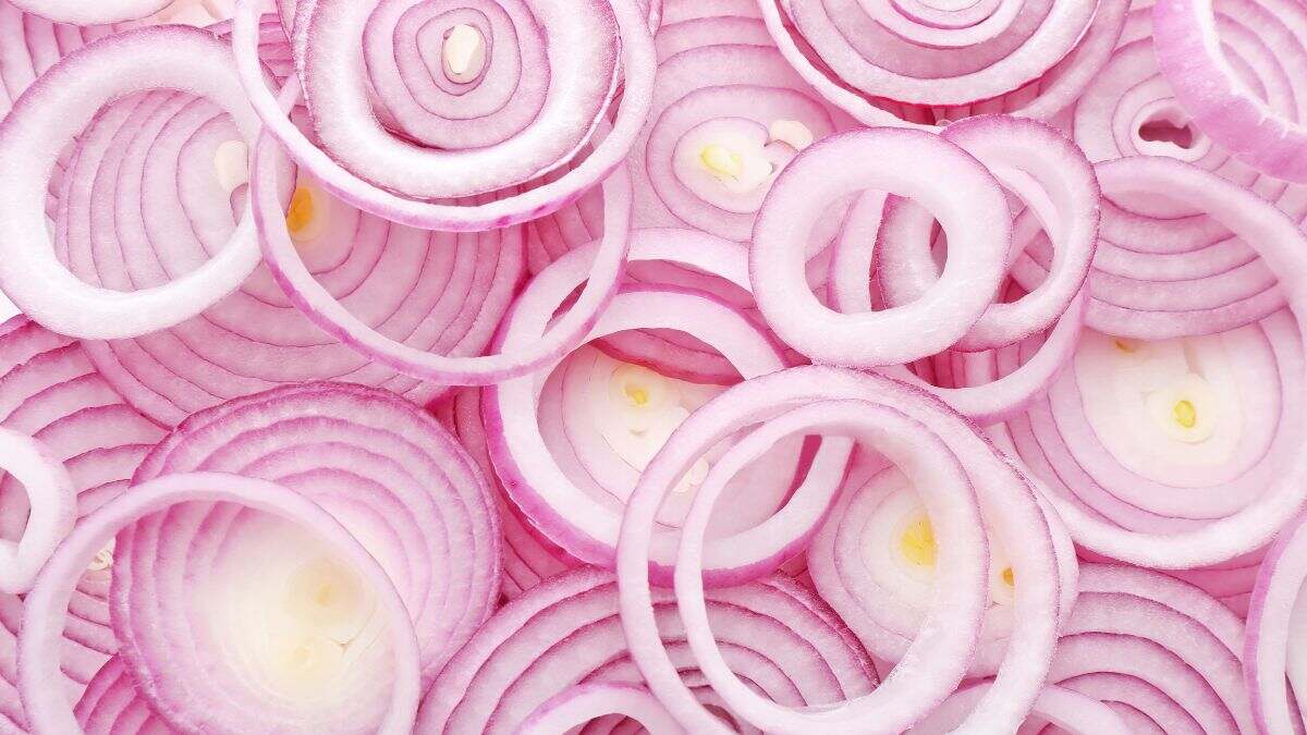 You Don’t Need A Knife To Cut Onions Anymore! Slice In Seconds Using This Viral Hack