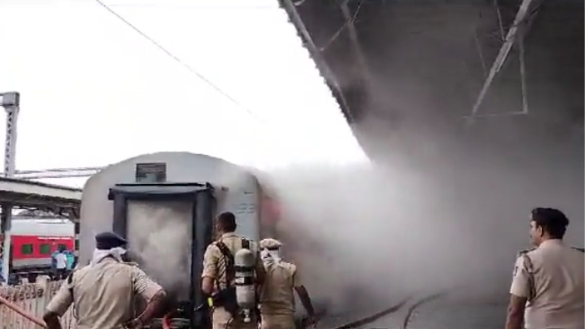 Udyan Express Catches Fire At KSR Bengaluru Railway Station; No Injuries Reported Yet!