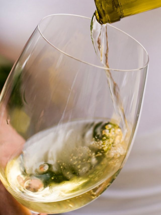8 Types Of White Wines You Should Try To Feel Like A Wine Connoisseur