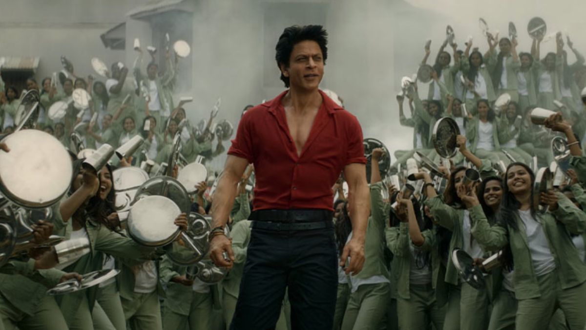 From Pouring Milk To Cutting Cake To Dancing, Here’s How SRKians Celebrate Shah Rukh Khan’s Jawan