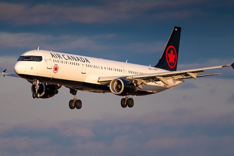 Man Says He Crawled Off Air Canada Plane After Staff Wouldn't Help Him