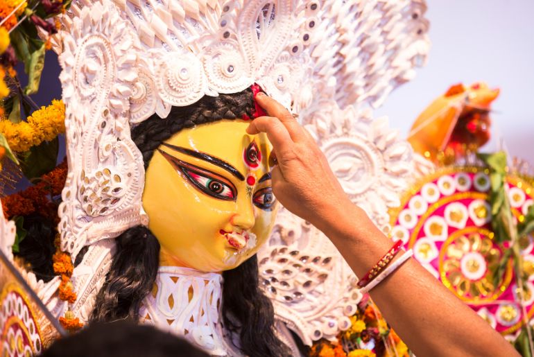 Why Do Bengali Women Wear White Saree With Red Border (Lal Paar Shaada Saree)  During Durga