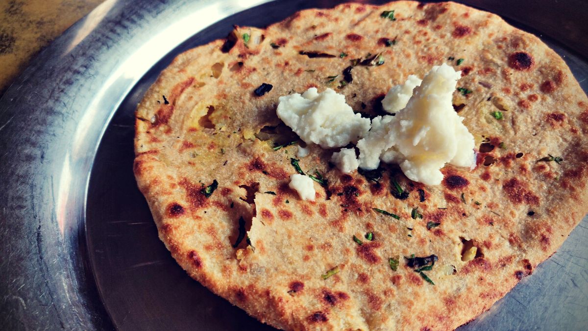 Aloo Paratha With Ghee & Dahi On A Steel Plate Is An Emotion And Netizens CANNOT Agree More!