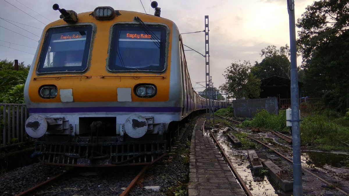 Local Train In Mumbai Uncouples At Marine Lines; No Casualties Reported
