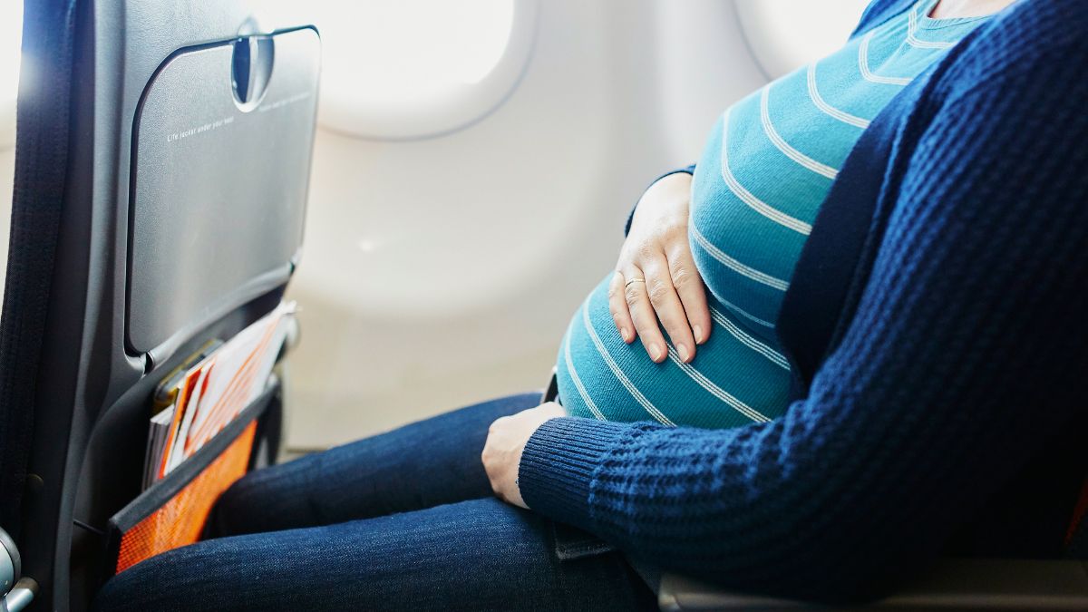 17-YO Refused To Swap Plane Seat With A Pregnant Woman, Who Then Burst Into Tears! Netizens React