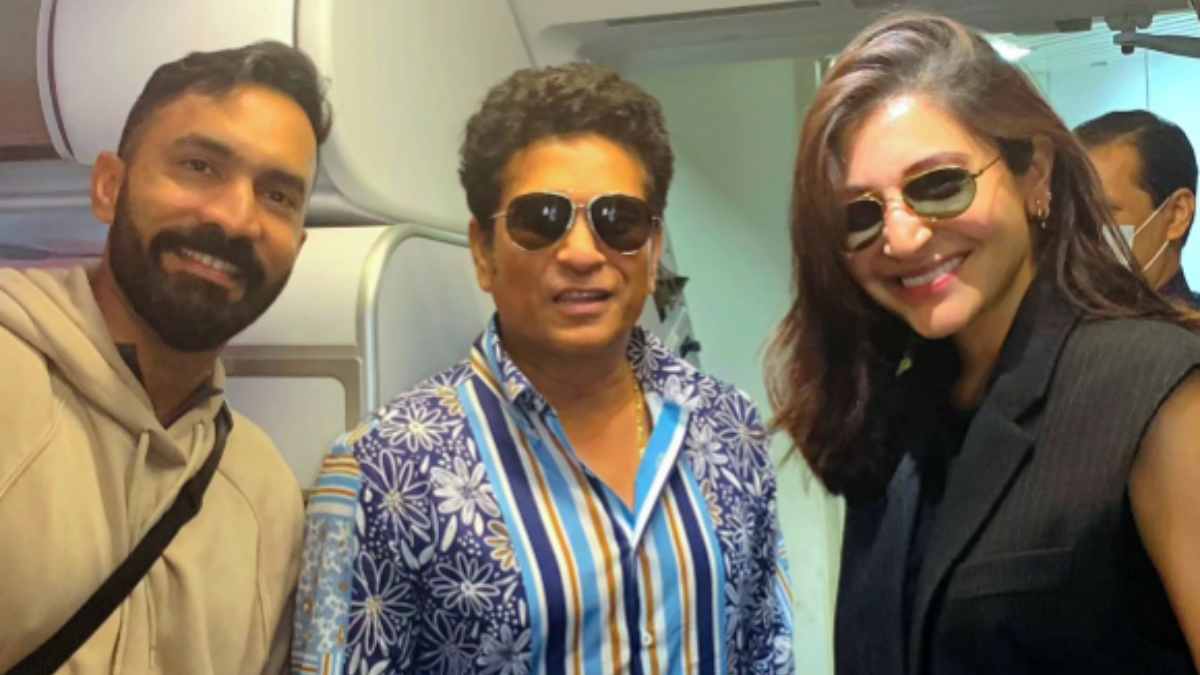 INDVsPAK: Sachin Tendulkar, Dinesh Karthik & Anushka Sharma Fly To Ahmedabad. Royalty At 35,000 Ft